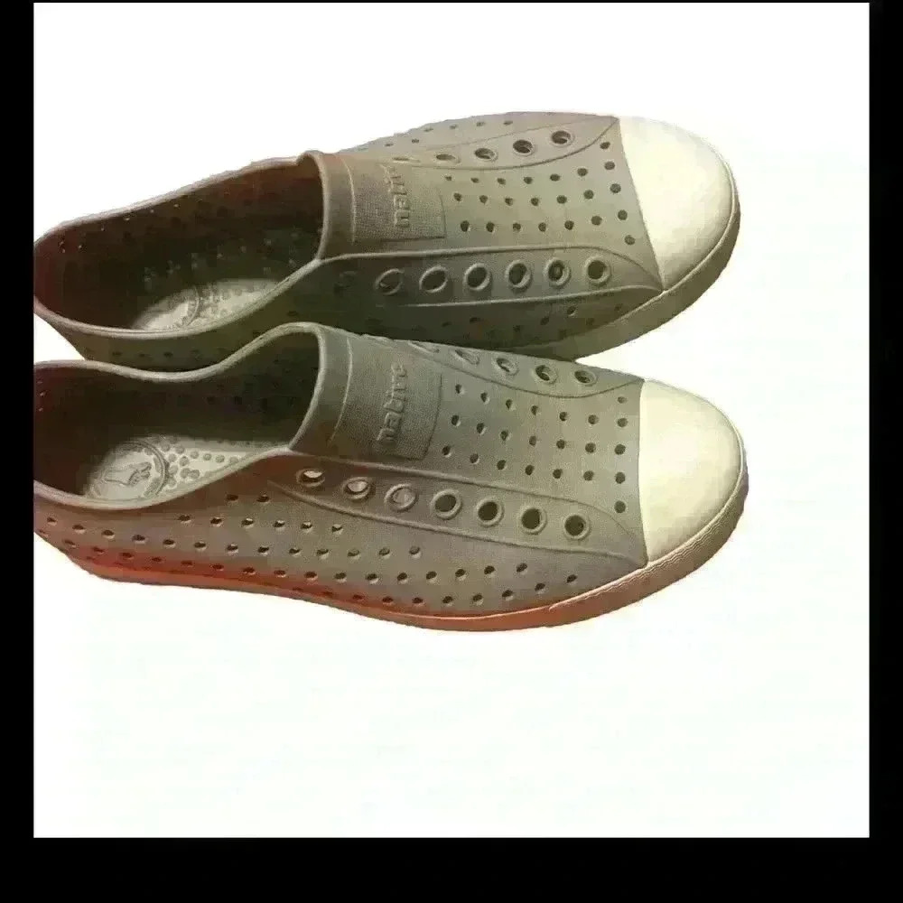 Native slip on in size 8